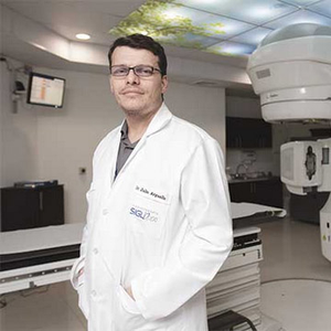 Dr. Julio Arguello Mendez (Médico Especialista en Oncología Radioterápica, Centro de Radiocirugía Robótica)